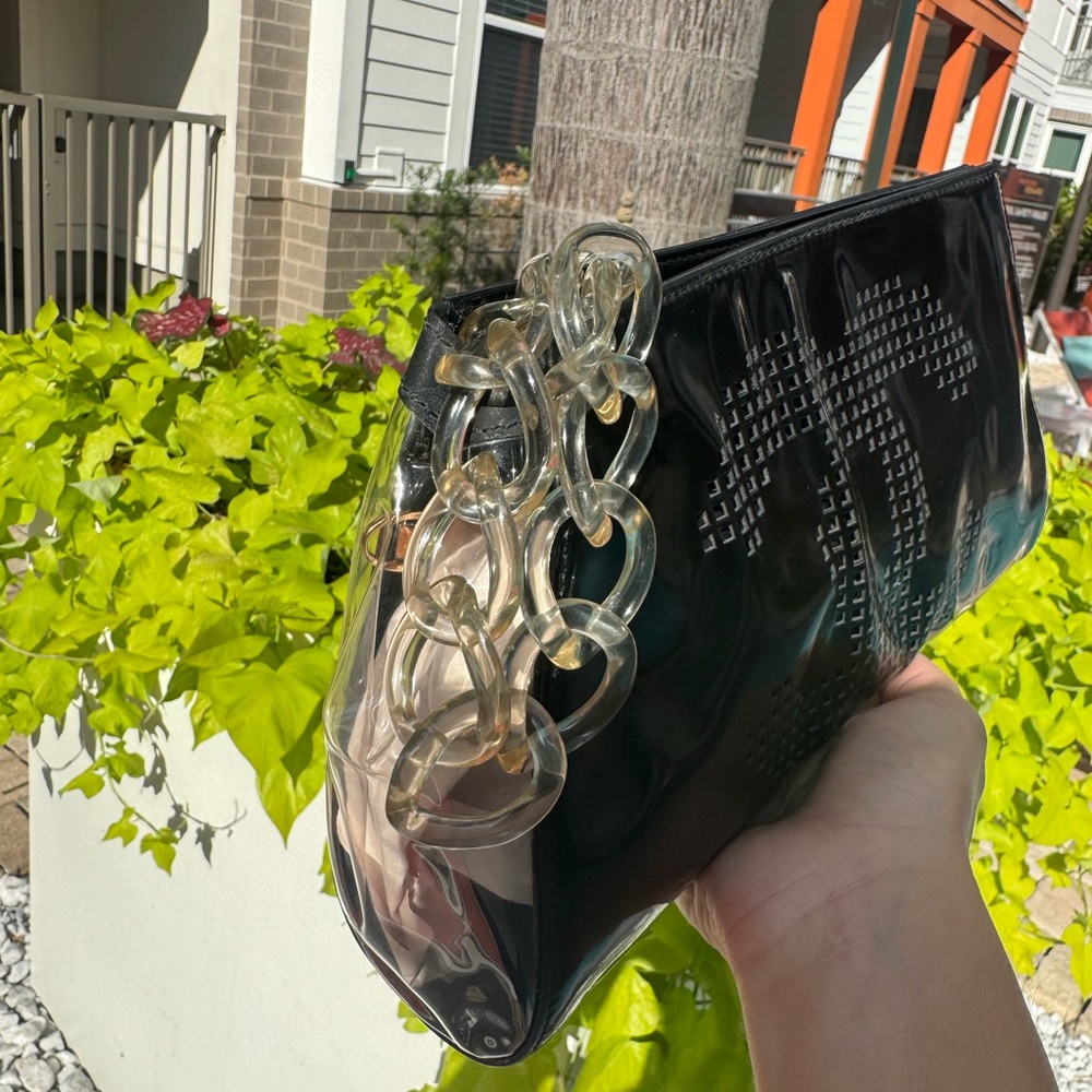 🛑 SOLD 🛑 Vintage Chanel Clutch with Clear Chain – Rare Black Vinyl Purse - Picture 5 of 14